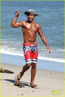 Cuba Gooding Jr. Flashes His Butt & Looks Ripped at the Beac