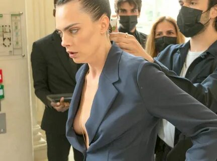 cara-delevingne-oups-seins-nus-paris-juillet-2021-22 * Les s