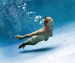 Голые плавающие женщины (77 фото)