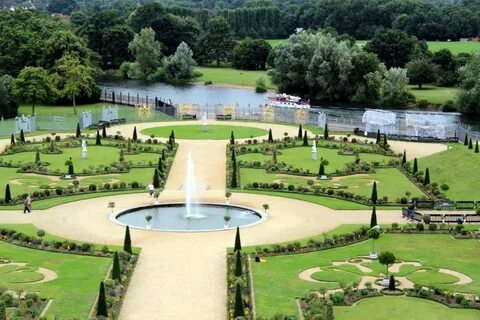 File:Formal Garden, Hampton Court Palace, Surrey - geograph.