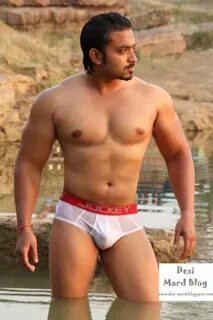 Nude desi hunk flexing and showing off - Indian Gay Site