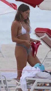 Sarah Kohan In A Mismatched Bikini - Celebrity Bikini Style