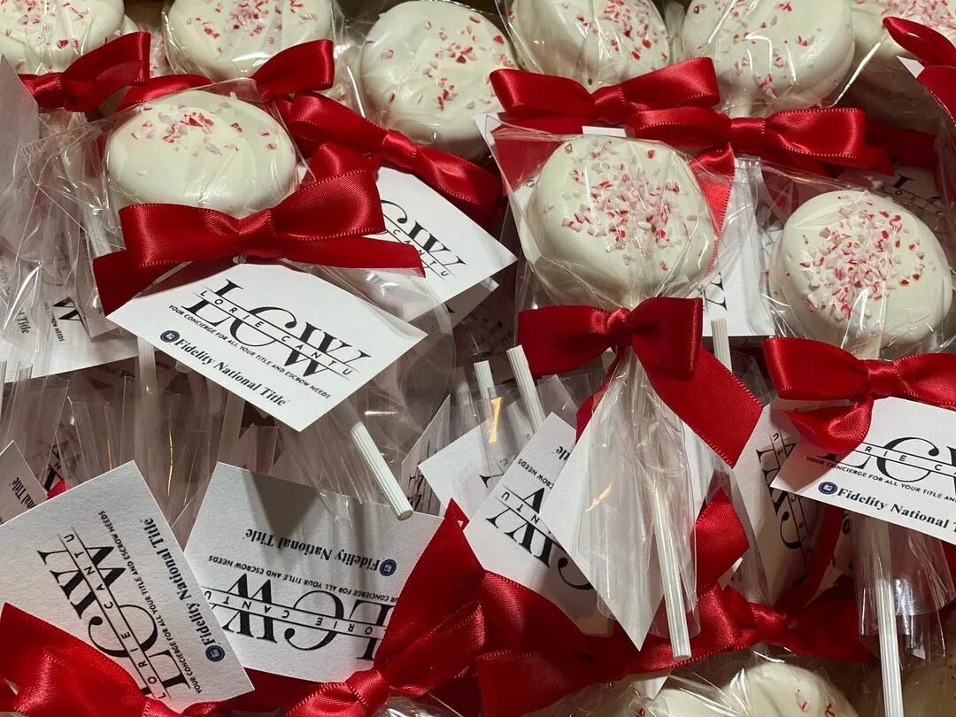 White Chocolate dipped Oreos with dash of peppermint dust. #corporategifts ...