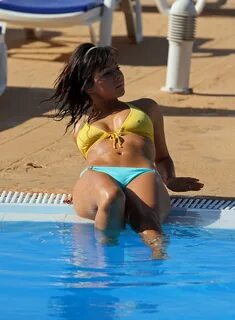 roxanne-pallett-bikini-poolside-candids-oct-2010-09 GotCeleb