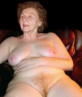 Старые женщины тоже демонстрируют свои интимные части тела