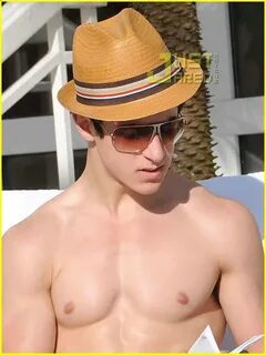 David Henrie & Selena Gomez: Poolside People Photo 94281 - P