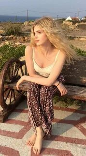 Elena Kampouris Feet (13 photos) - celebrity-feet.com