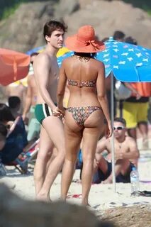 EGO - Camila Pitanga mostra boa forma em dia de praia no Rio