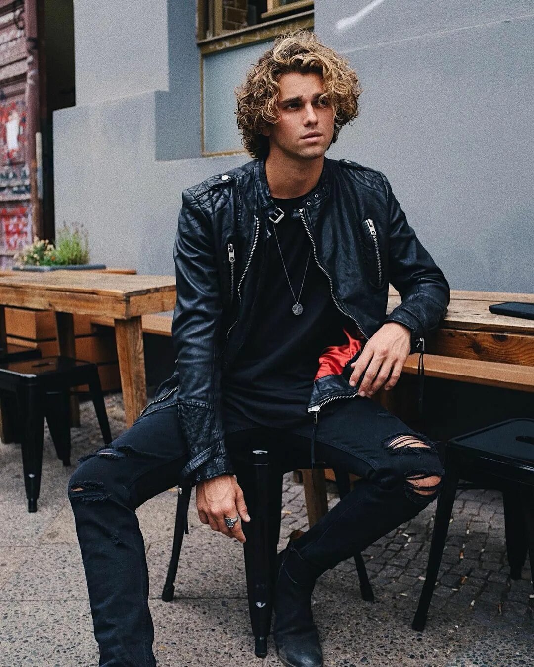 Jay Alvarrez ♾ op Instagram: "Berlin".. 🤷 🏽 ♀ 💙.