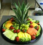 Utiliza piñas de diferentes maneras para servir frutas en un