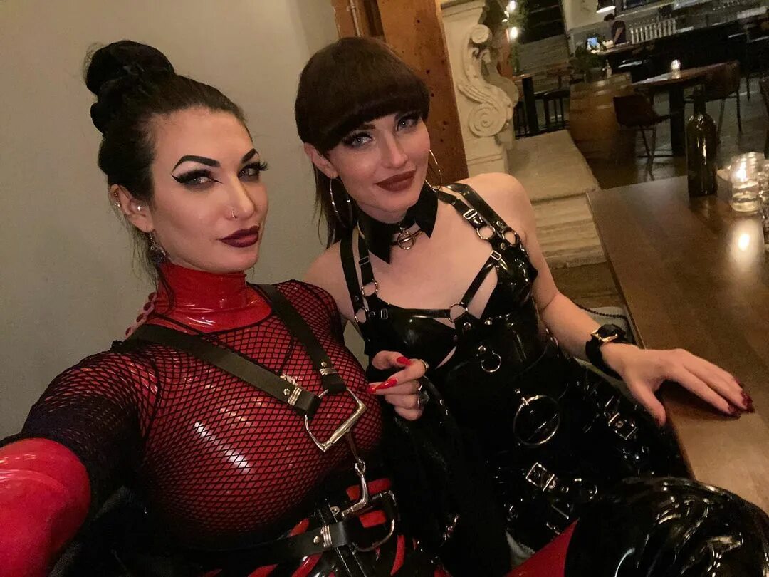 Natalie Mars в Instagram: "Rubber night out with wifey and friends. ♥&...