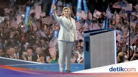 Foto: 10 Gaya Hillary Clinton Pakai Celana Panjang yang Jadi