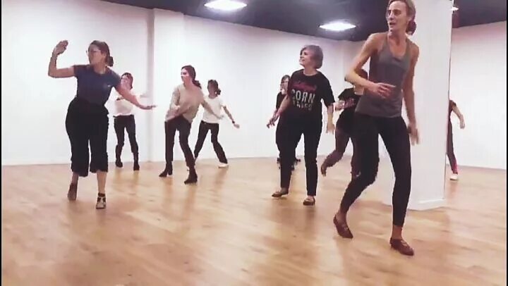 This is the 4th lesson and they're dancing charleston for the…» 