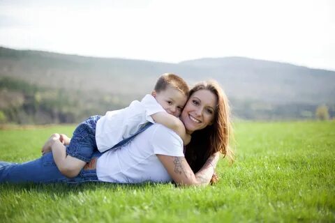 Mommy and me photo shoot. Photography. Farm. Blue jeans. Mot