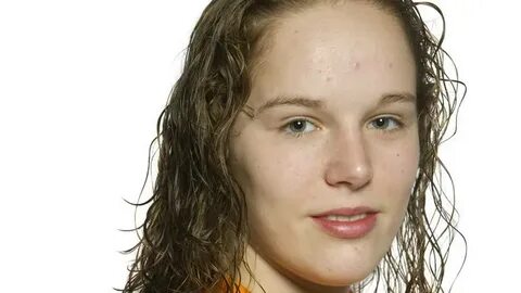 Céline van Duijn maakt goed debuut als torenspringster in Ei
