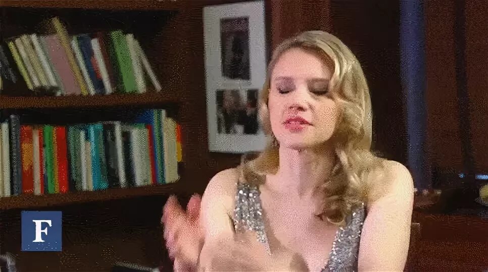 GIF kate mckinnon - animated GIF on GIFER