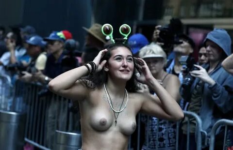 Право на голые груди: женщины прошли топлес по Нью-Йорку и Л