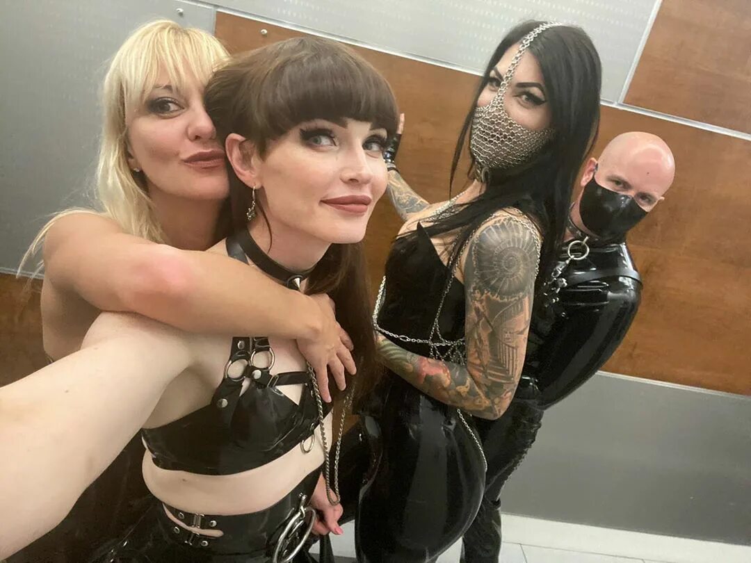 Natalie Mars в Instagram: "Just a casual night out! 🖤" .