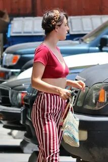 Scout Willis braless boobs in a small top seen by paparazzi.