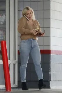 Hilary Duff flaunts in Skin Tight Jeans 12/14/2018 * CelebMa