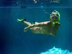 Голые девушки под водой демонстрируют свои сиськи и киски