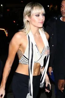 Braless Sepulang dari Runway Marc Jacobs, Miley Cyrus Malah 