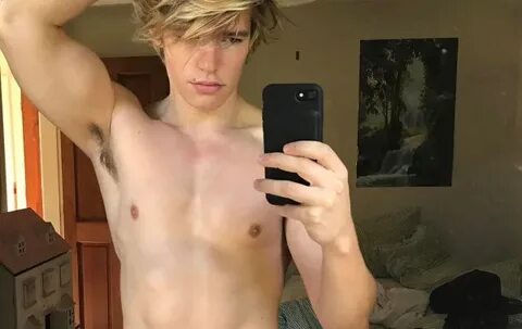 Zander Hodgson Takes A Very Naked Bath NSFW GayBuzzer