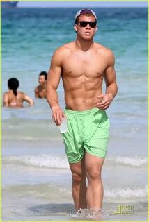 Blake Griffin: Shirtless Sun Time in Miami!: Photo 2561424 B