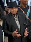 88-летний отец Майкла Джексона попал в аварию