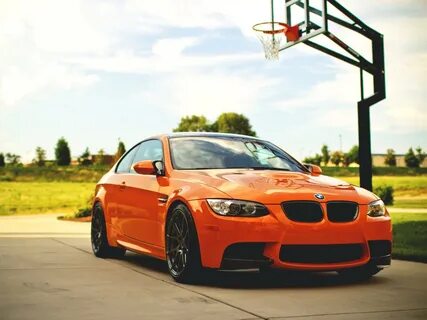 Обои BMW M3 E92 оранжевый автомобиль, баскетбольная площадка