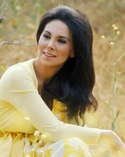 Marlo Thomas Wearing A Yellow Dress Sitting in A Field