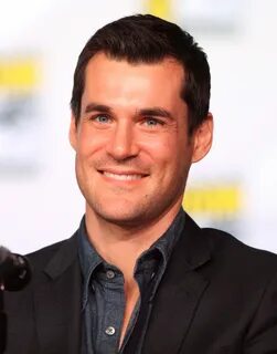 File:Sean Maher by Gage Skidmore.jpg - Wikimedia Commons