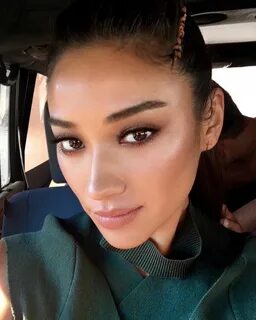 15 Stunning Hair & Makeup Pegs From Shay Mitchell (With imag