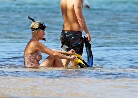 Katy Perry Snorkeling in Hawaii - Celebzz - Celebzz
