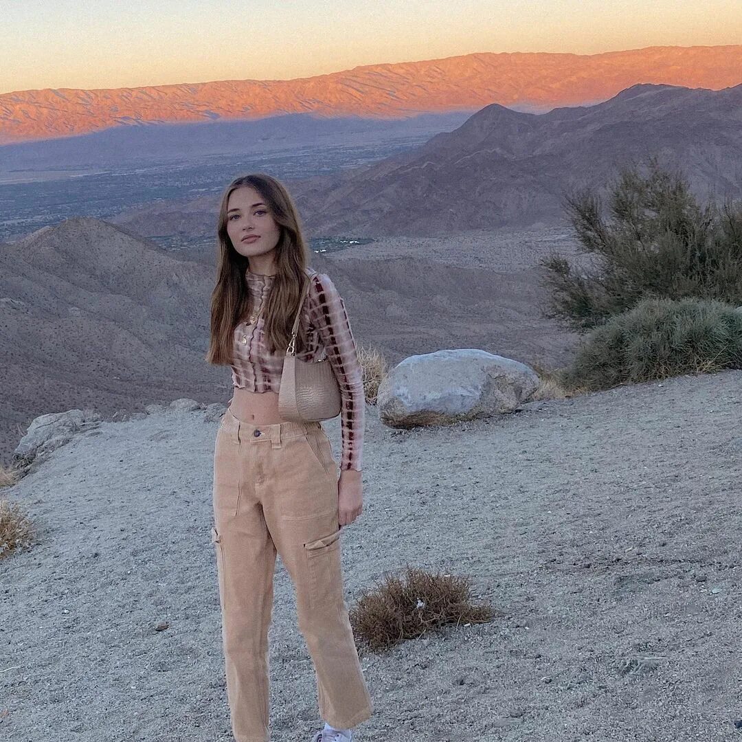 Reylynn Caster on Instagram: "in the desert lookin at the stars ðŸŒ™ ðŸ¤�&...