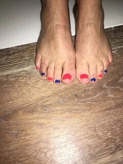 Kristin Chenoweth's Feet wikiFeet