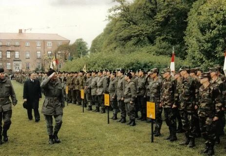 File:1988 11th ACR Boeselager Team at closing ceremonies wit