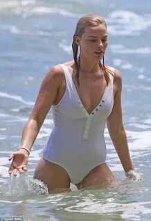 Margot Robbie in 2022 Margot robbie bikini, Actress margot r