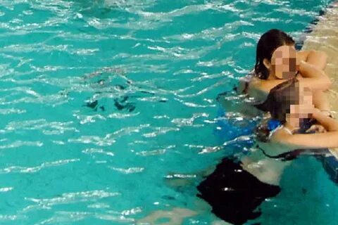 Zwei Mädchen (12 und 14 Jahre) im Schwimmbad von Männer-Grup