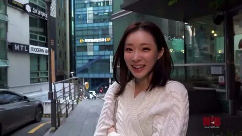강아지 발자국 문신녀 