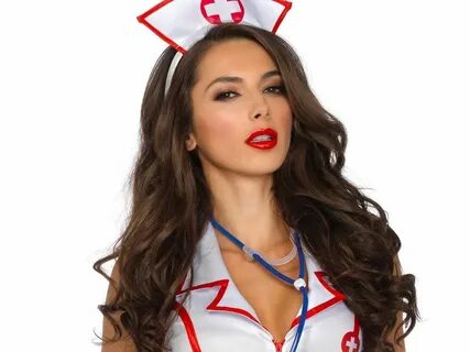 Девушка в костюме медсестры