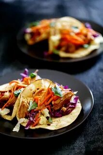 These Slow Cooker Hoisin Chili Chicken Tacos are an amazingl