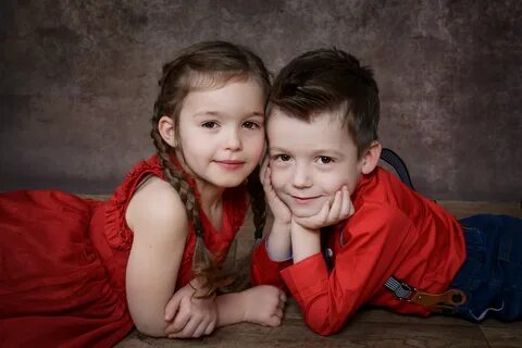 Such a cute sibling portrait session Sibling photography pos