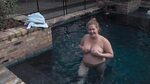 Обнаженная беременная Эми Шумер в бассейне - Ожидание Эми (2