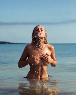 Gabrielle Epstein modelo loira tomando banho de mar - Gata V