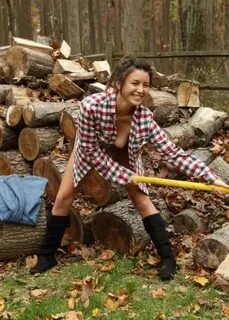 Озабоченная жена лесника возбуждается от рубки дров