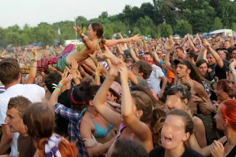 File:2013 Woodstock 127 fala, crowd surfing.jpg - Wikimedia 