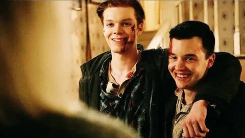 Noel Fisher and Cameron Monaghan in Shameless (2011) Shamele