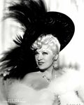 MAE WEST ACTRESS AND SEX-SYMBOL - 8X10 PUBLICITY PHOTO (DD-0