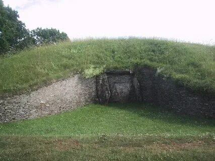 File:False entrance to Belas Knap long barrow - geograph.org